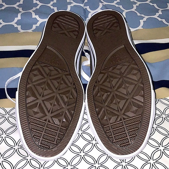 Size 7 mens, gray Converse shoes. - Picture 4 of 4